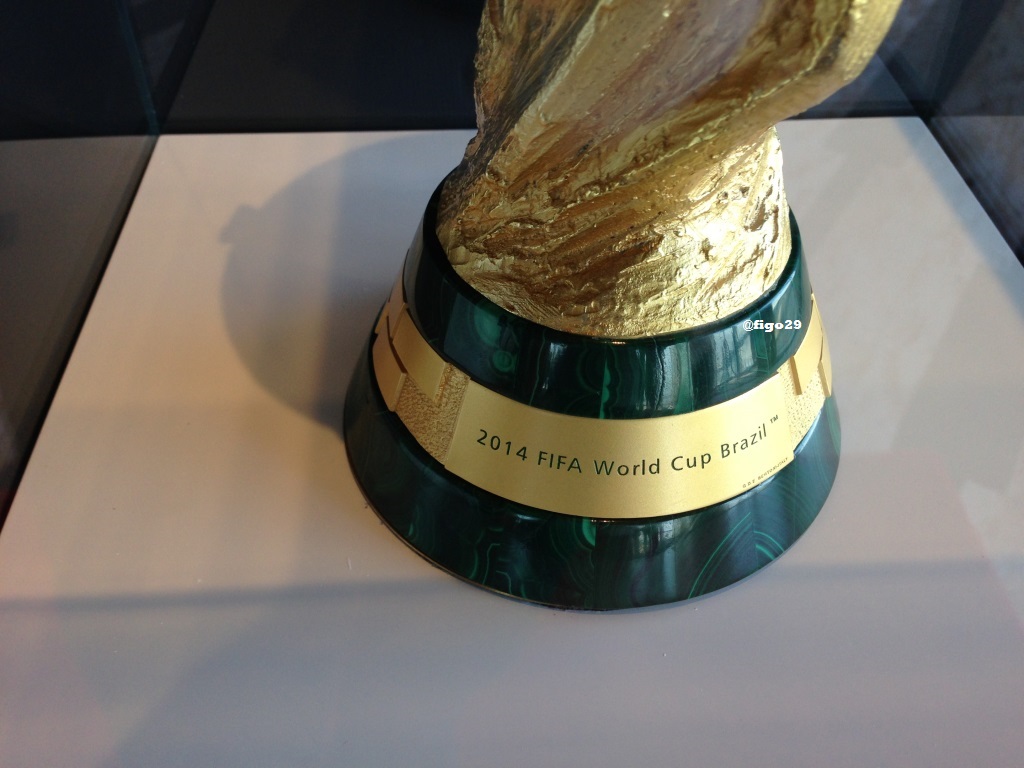 world-cup-winners-trophy-in-dubai-2.jpg